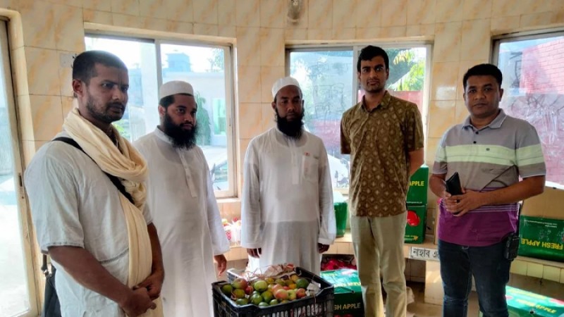 মিরসরাইয়ে রাস্তায় কুড়িয়ে পাওয়া গেলো ৩১ কার্টুন আপেল