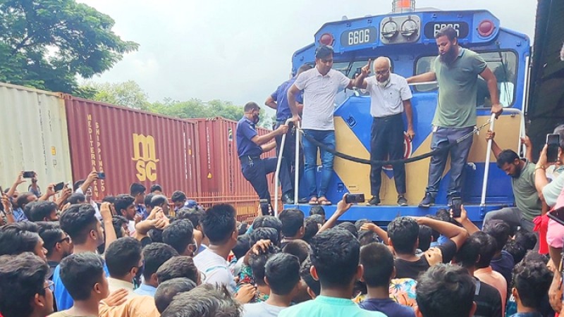 শিক্ষার্থীদের বিক্ষোভে ঢাকা থেকে ট্রেন চলাচল বন্ধ