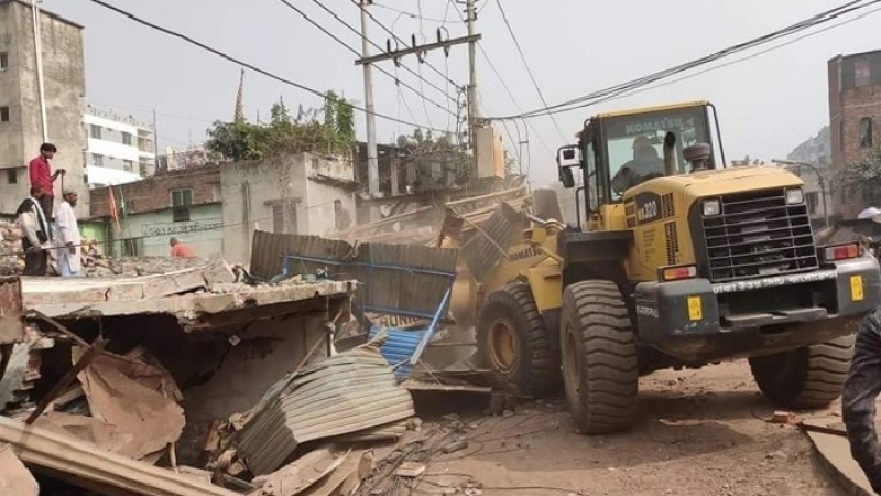 মিরপুরে উচ্ছেদ অভিযানে বাধা: রণক্ষেত্র এলাকা