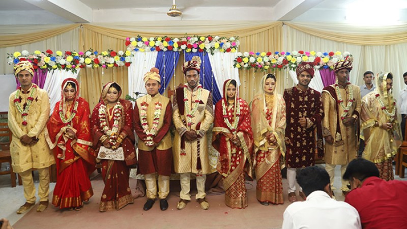 নোয়াখালীতে পাঁচ জোড়া তরুণ-তরুণীর যৌতুকবিহীন গণ বিয়ে