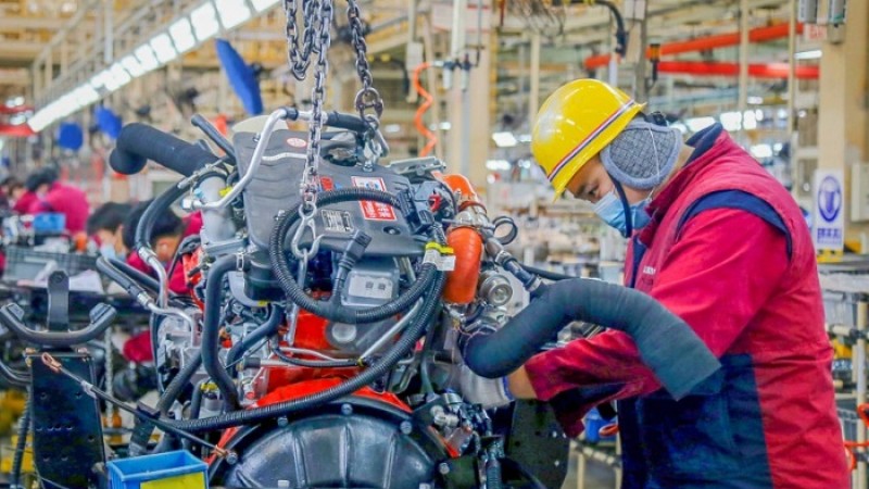 চীনের শিল্পোৎপাদন কার্যক্রম সংকুচিত হয়েছে