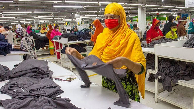 খুলেছে গার্মেন্টস, কাজে যোগ দিয়েছেন শ্রমিকরা