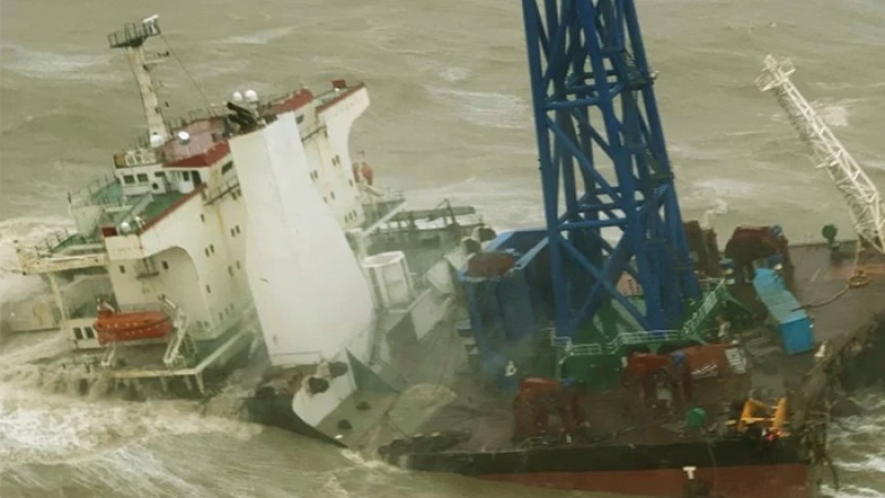 চীনে ঘূর্ণিঝড়ে বিধ্বস্ত জাহাজে ১২ জনের মৃত্যু