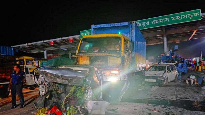 এক্সপ্রেসওয়েতে ৪ প্রাইভেটকারকে চাপা দিলো কাভার্ডভ্যান