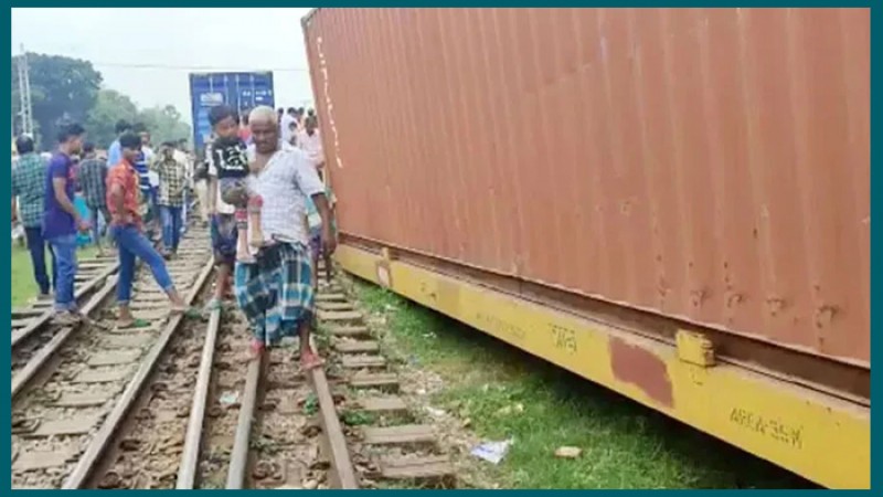 টঙ্গীতে মালবাহী ট্রেনের বগি লাইনচ্যুত, ট্রেন চলাচল বন্ধ