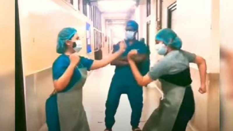 হাসপাতালের করিডরে ডিএমসির ডাক্তারদের নাচের ভিডিও ভাইরাল