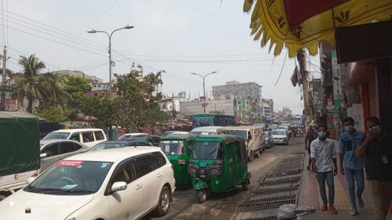 রাজধানীর বিভিন্ন সড়কে বেড়েছে যান চলাচল