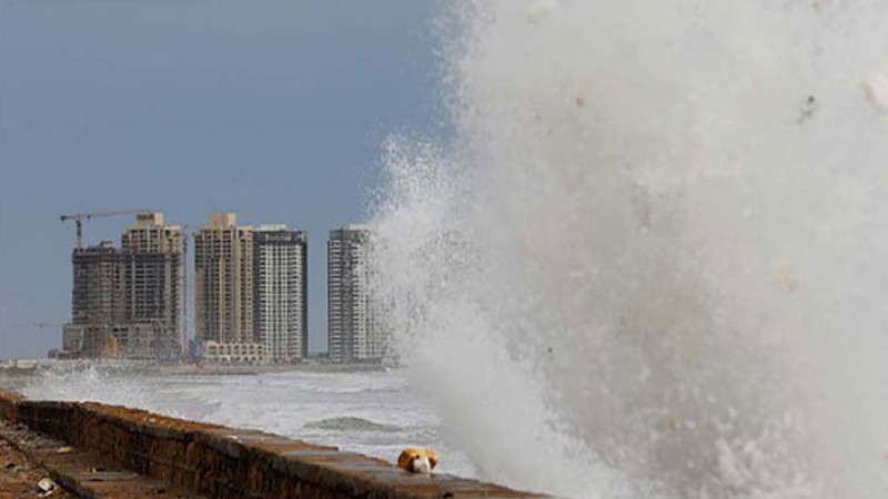 গুজরাটে আঘাত হেনেছে ঘূর্ণিঝড় ‘বিপর্যয়’