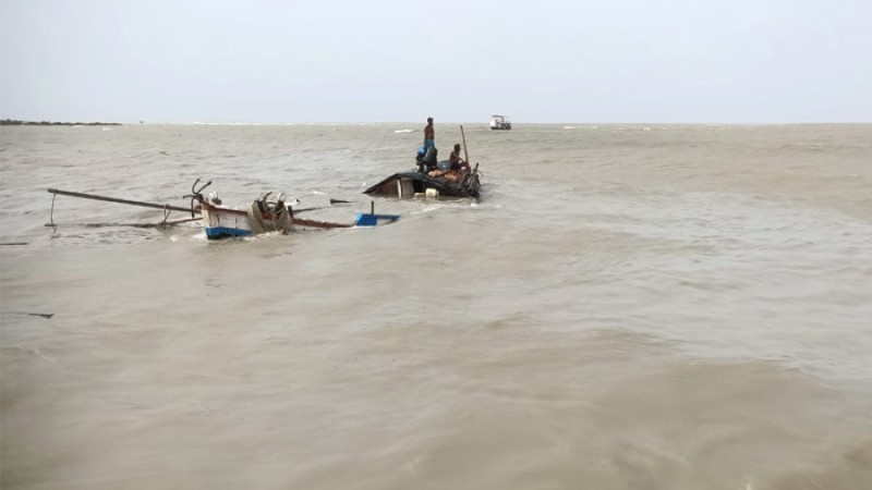 ঢেউয়ের তোড়ে বঙ্গোপসাগরে ট্রলার ডুবে ১০ জেলে নিখোঁজ