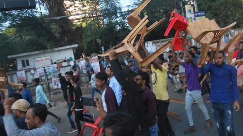 চেয়ারে বসা নিয়ে সিলেটে বিএনপির চেয়ার ছোড়াছুড়ি