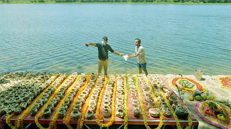 করোনায় মৃত সহস্রাধিকের চিতাভস্ম ভাসানো হলো নদীতে