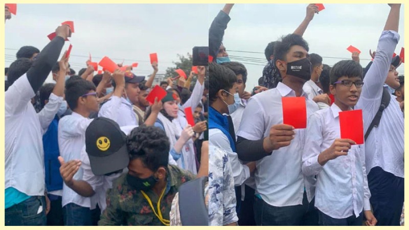 লাল কার্ড হাতে সড়কে শিক্ষার্থীরা