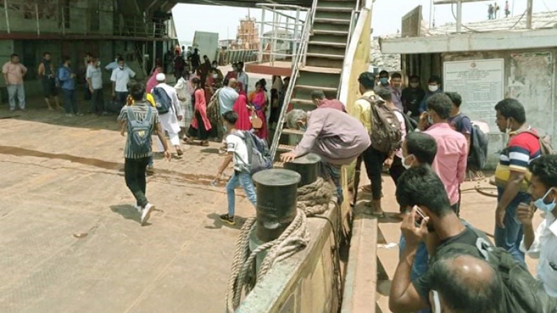 শিমুলিয়া ঘাটে যাত্রীদের চলাচল স্বাভাবিক রয়েছে