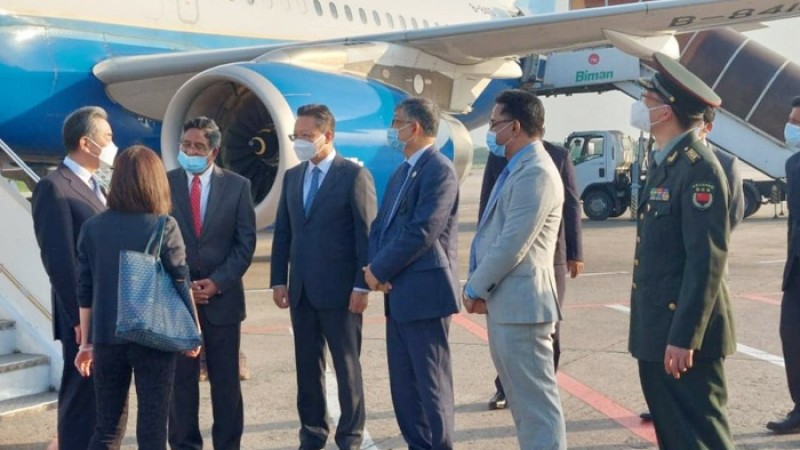 ঢাকায় পৌঁছেছেন চীনের পররাষ্ট্রমন্ত্রী