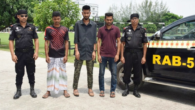 কলেজছাত্রীর মা-বাবার ওপর বখাটেদের হামলার তিন আসামি গ্রেফতার