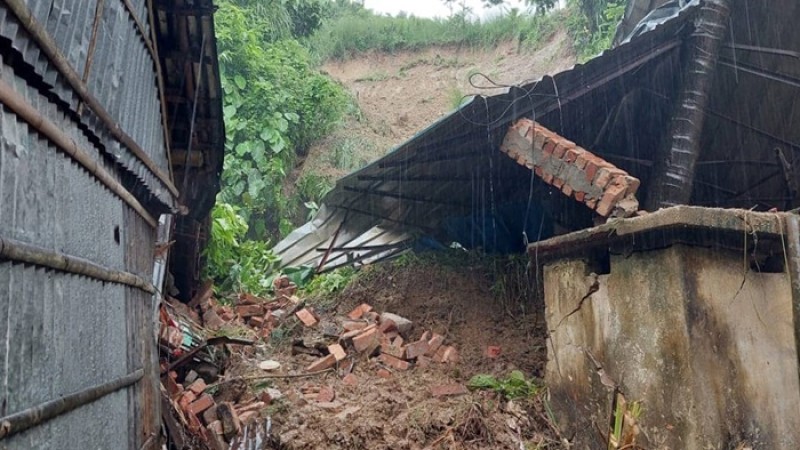 পাহাড় ধসে চট্টগ্রামে নিহত ৪