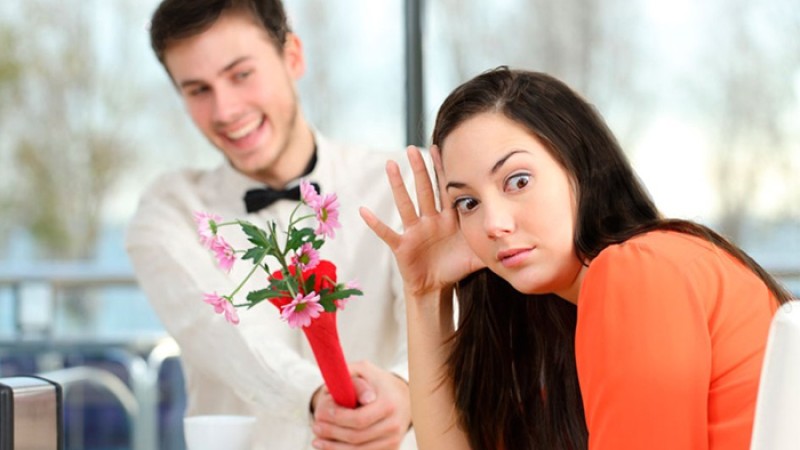 পাঁচটি ভুল বিগড়ে দিতে পারে প্রথম ডেটের অভিজ্ঞতা