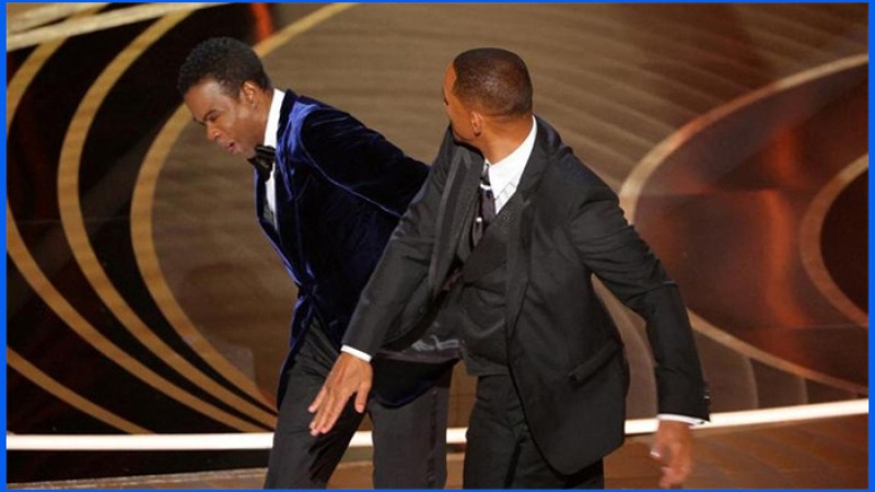 অস্কার অনুষ্ঠানে উপস্থাপককে কষিয়ে চড় মারলেন উইল স্মিথ