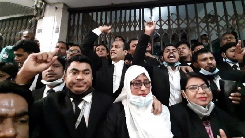 আইনজীবীদের দাবির মুখে দুই দিনের ছুটিতে বিচারক