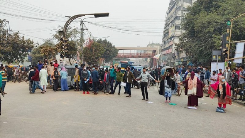 আশ্বাস পেয়ে সড়ক ছাড়লেন ঢাবি অধিভুক্ত সাত কলেজের শিক্ষার্থীরা