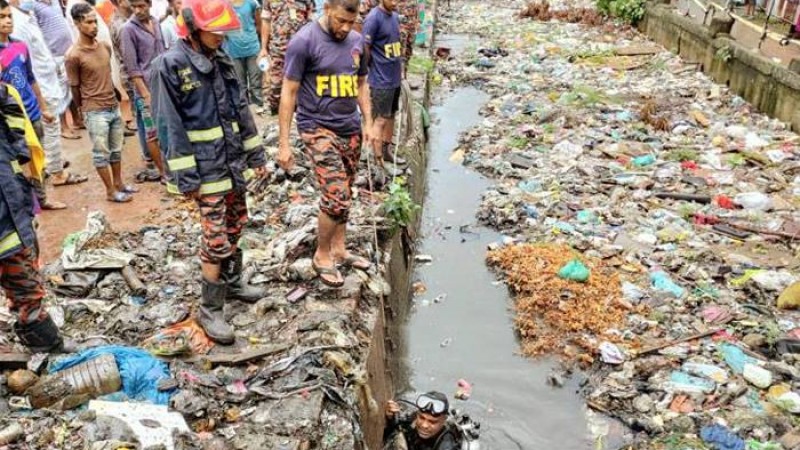 বোতল কুড়াতে গিয়ে নিখোঁজ নর্দমায়: উদ্ধারে ফায়ার সার্ভিসের অভিযান