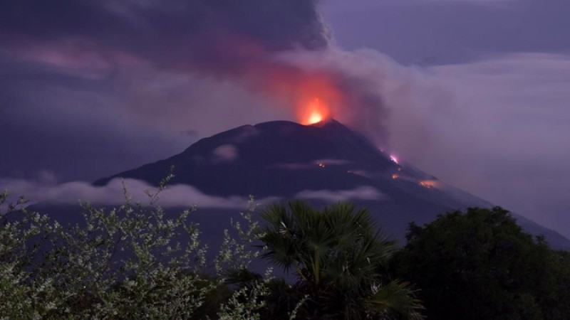 ইন্দোনেশিয়ায় অগ্নুৎপাতে বহু মানুষ দগ্ধ, নিহত ১৩