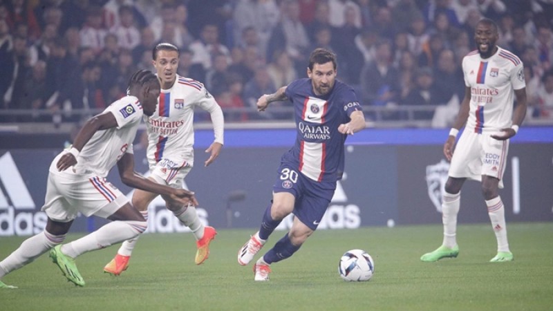 মেসির গোলে শীর্ষে পিএসজি