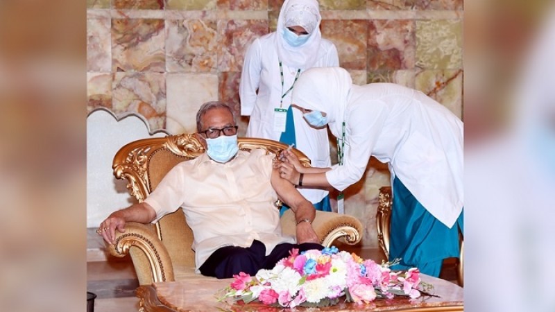 বঙ্গভবনে করোনার টিকা নিলেন রাষ্ট্রপতি
