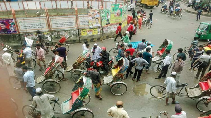 ঢাকার সড়কগুলোতে রিকশার রাজত্ব
