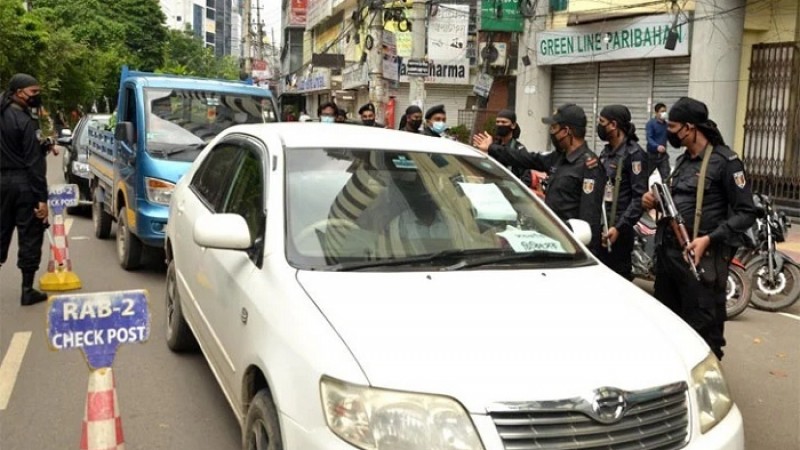 রাজধানীতে অকারণে বাইরে বের হওয়ায় গ্রেফতার ৩০৩