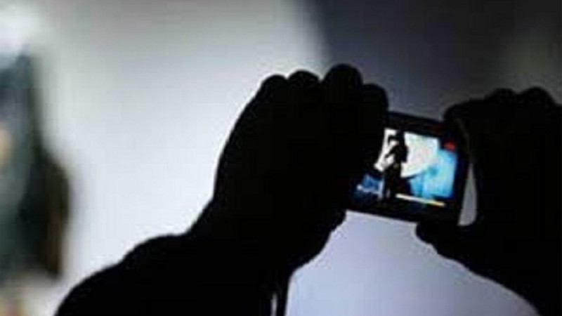 পুলিশ কনস্টেবলের বিরুদ্ধে মহিলার আপত্তিকর ভিডিয়ো ধারণের অভিযোগ