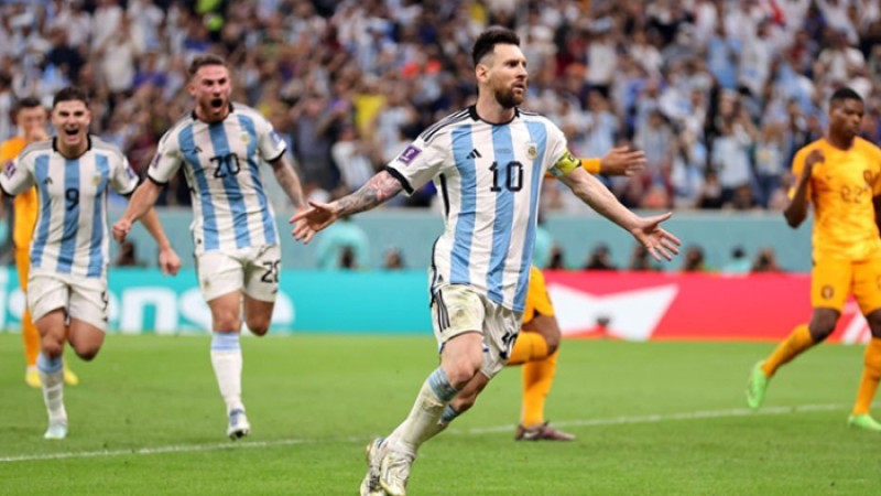 শেষ মুহূর্তের নাটকীয়তার পরও সেমিতে মেসির আর্জেন্টিনা