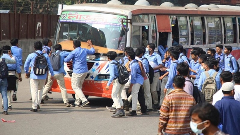 হাফ ভাড়ার আশ্বাসে সড়ক ছাড়ল শিক্ষার্থীরা