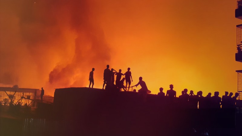 রংপুরে আগুনে পুড়ে গেছে দুই হােটেলসহ ১০ দােকান