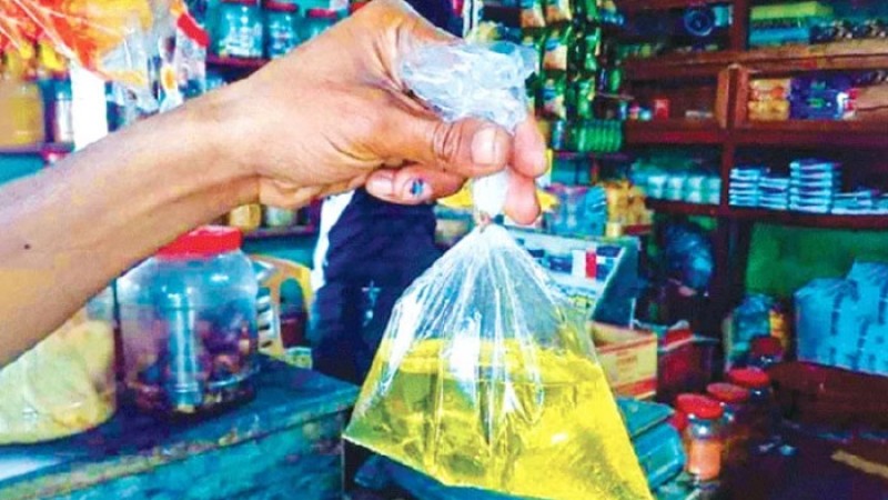৩১ জুলাই থেকে বন্ধ খোলা তেল বিক্রি