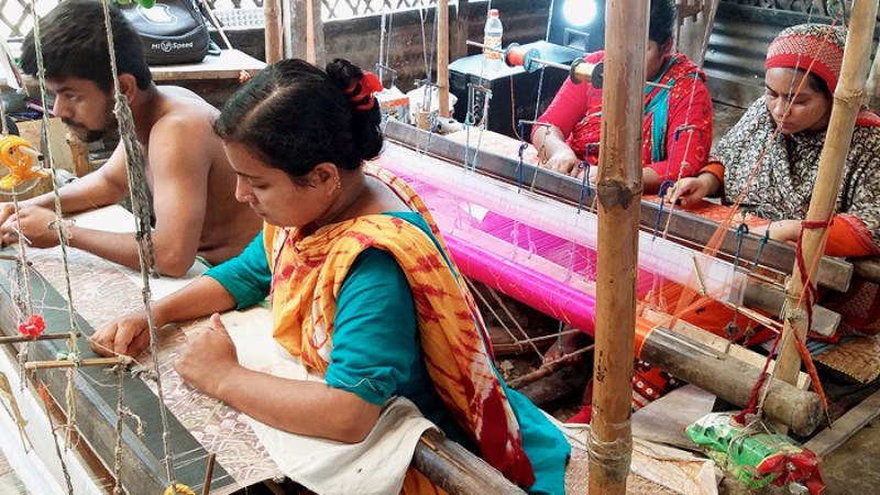 তাঁত পল্লীতে করোনার ক্ষতি কাটিয়ে ঘুরে দাঁড়ানোর চেষ্টা