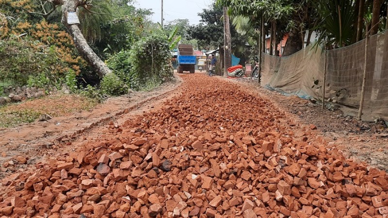 কবিরহাটে সড়ক সংস্কারে ব্যাপক অনিয়মের অভিযোগ