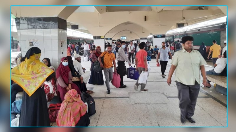 কমলাপুর স্টেশনে ঘরমুখো মানুষের ভিড়