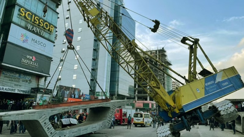 ৭০ টনের গার্ডার তুলছিল ৫০ টনের ক্রেন