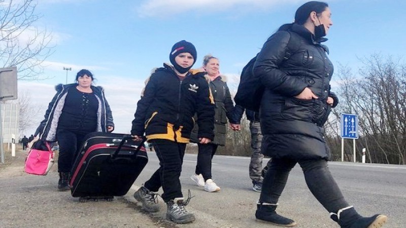 প্রাণ বাঁচাতে দেশ ছাড়ছে হাজারো ইউক্রেনের নাগরিক