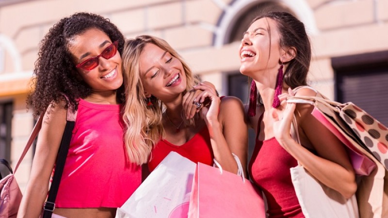 বিলাস পণ্যে ব্যয় অব্যাহত রেখেছেন অতিধনীরা