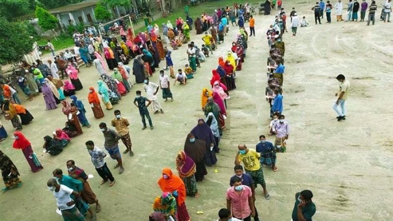 টিকা কেন্দ্রে উপচে পড়া ভিড়