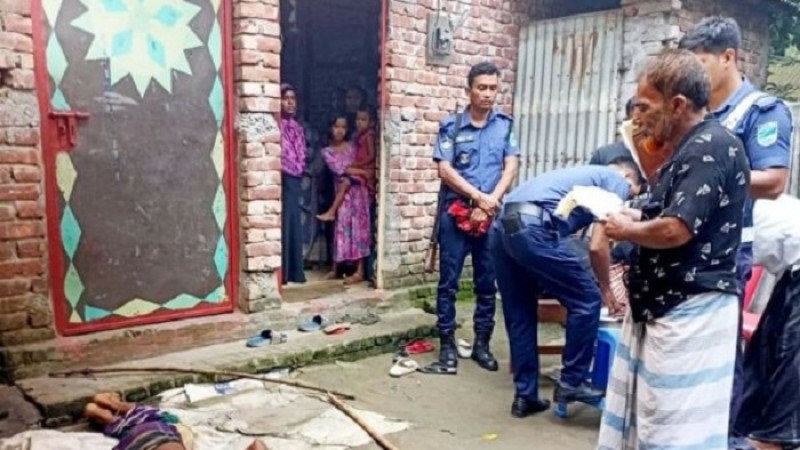 ঘুম থেকে জেগে ছেলের গলাকাটা লাশ পেল বাবা