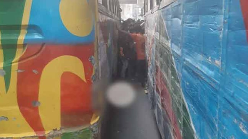 দুই বাসের ওভারটেকিংয়ে চাপা পড়ে নারী নিহত