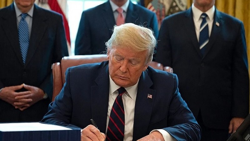 অবশেষে প্রণোদনা বিলে সই করলেন ট্রাম্প