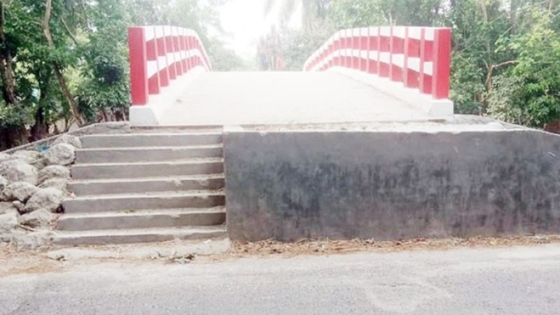 ৬০ লাখ টাকার সেতুতে উঠতে হয় সিঁড়ি বেয়ে!
