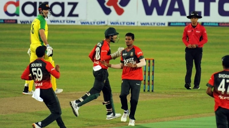 ৪ উইকেট হারিয়ে কাঁপছে অস্ট্রেলিয়া