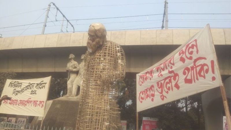 ভাঙা মাথা দিয়ে আবারও রবীন্দ্রনাথের প্রতিবাদী ভাস্কর্য স্থাপন