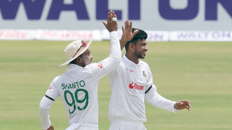 নাঈমের জোড়া আঘাতে প্রথম সেশনে স্বস্তি বাংলাদেশের