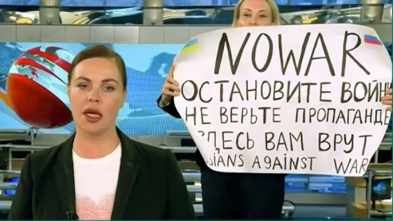 রুশ সাংবাদিক মারিনা ওভসায়ানিকোভা আদালতে